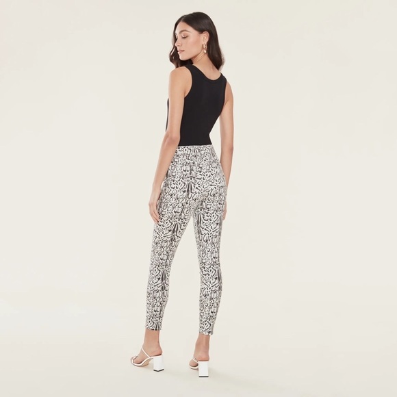 J Brand Alana High Rise Crop Skinny Jeans in Clouded Leopard - Picture 7 of 14